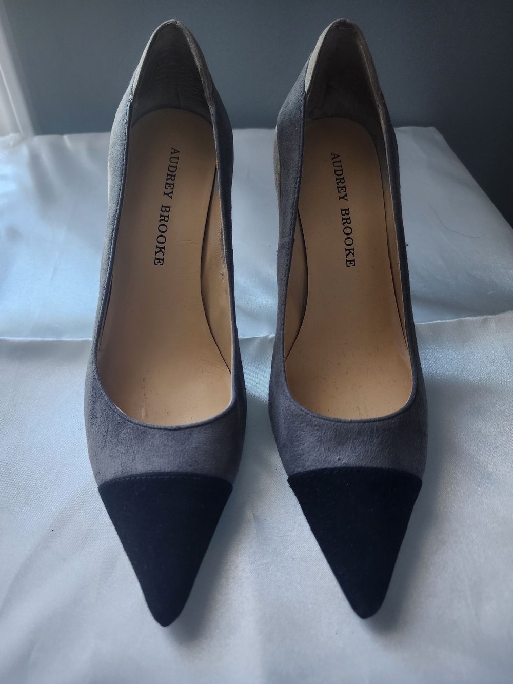 AUDREY BROOKE Two-Tone Gray and Black Pointed Toe Pumps